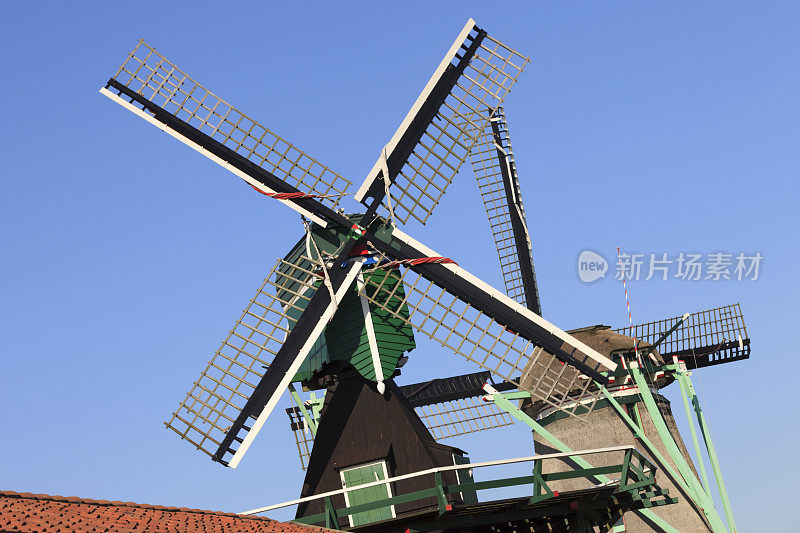 在Zaanse Schans的一排历史悠久的风车